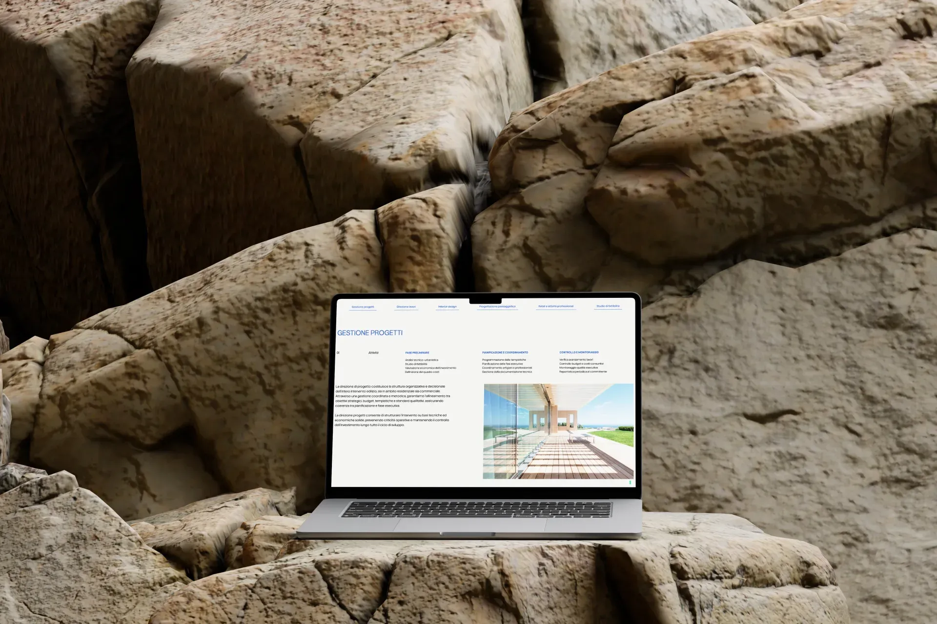 Dream Project Solution, mockup laptop su roccia con pagina gestione progetto e layout editoriale
