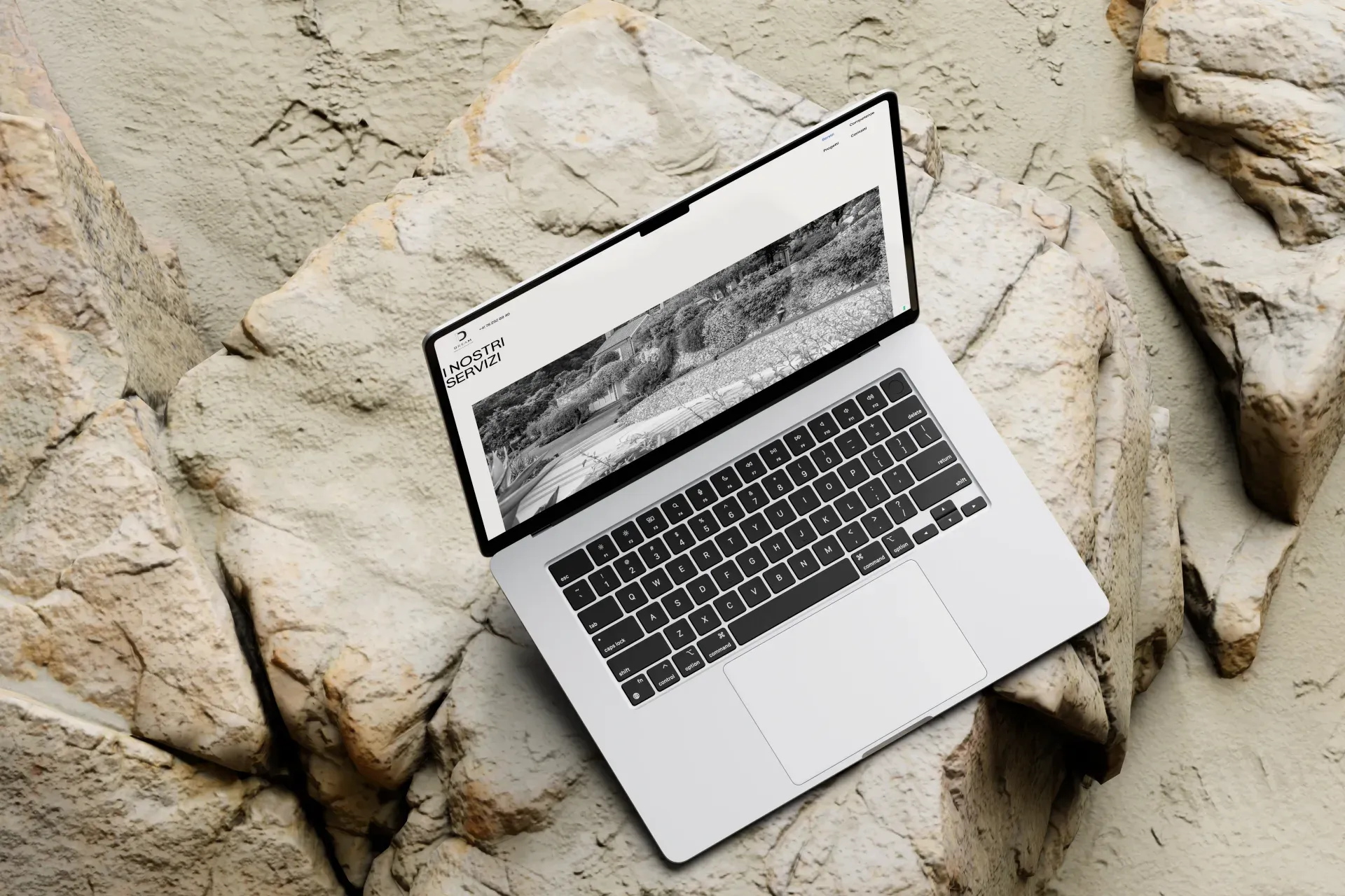 Dream Project Solution, mockup laptop con pagina servizi e hero panoramico