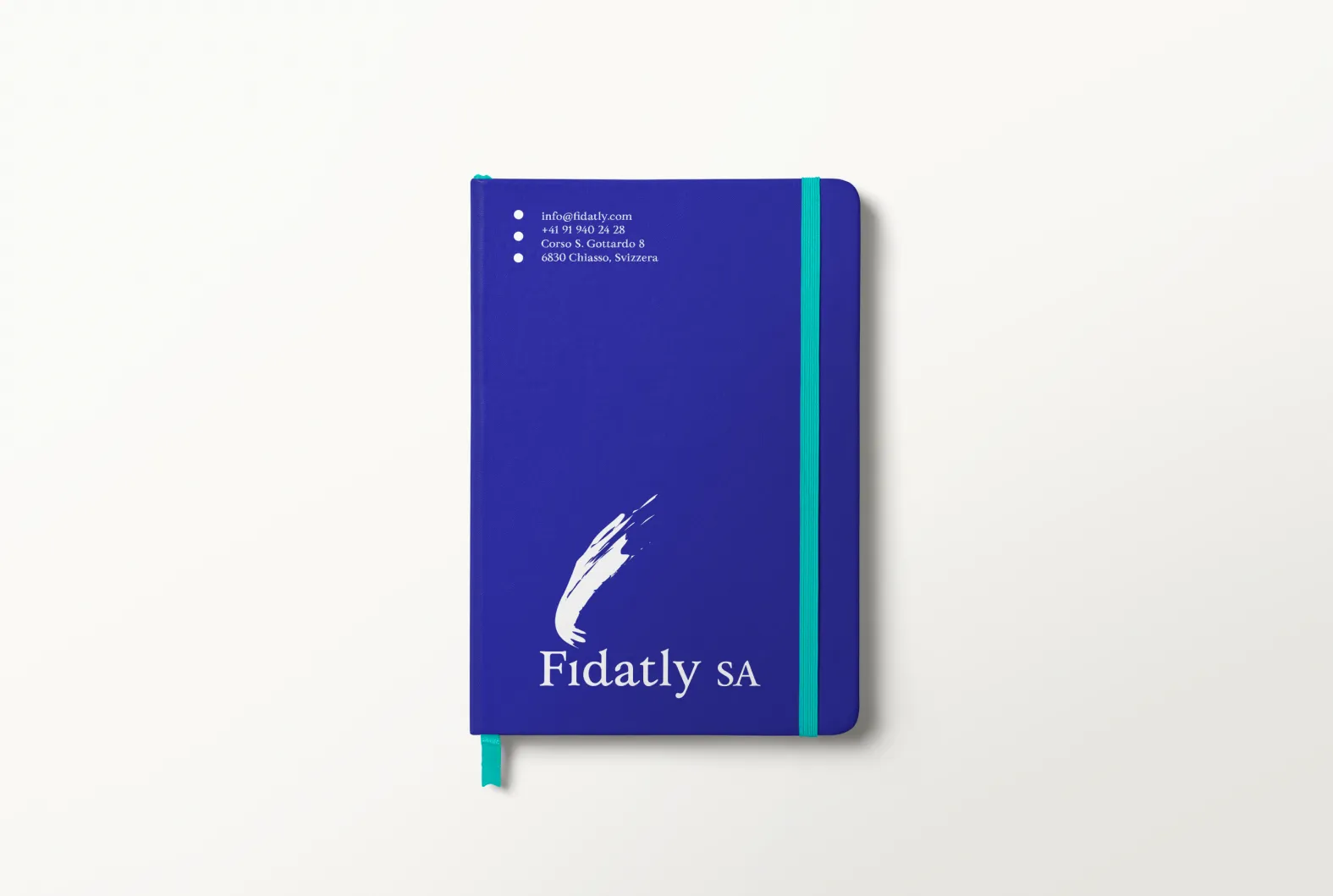 Fidatly SA, mockup notebook blu con logo, contatti e chiusura elastica turchese