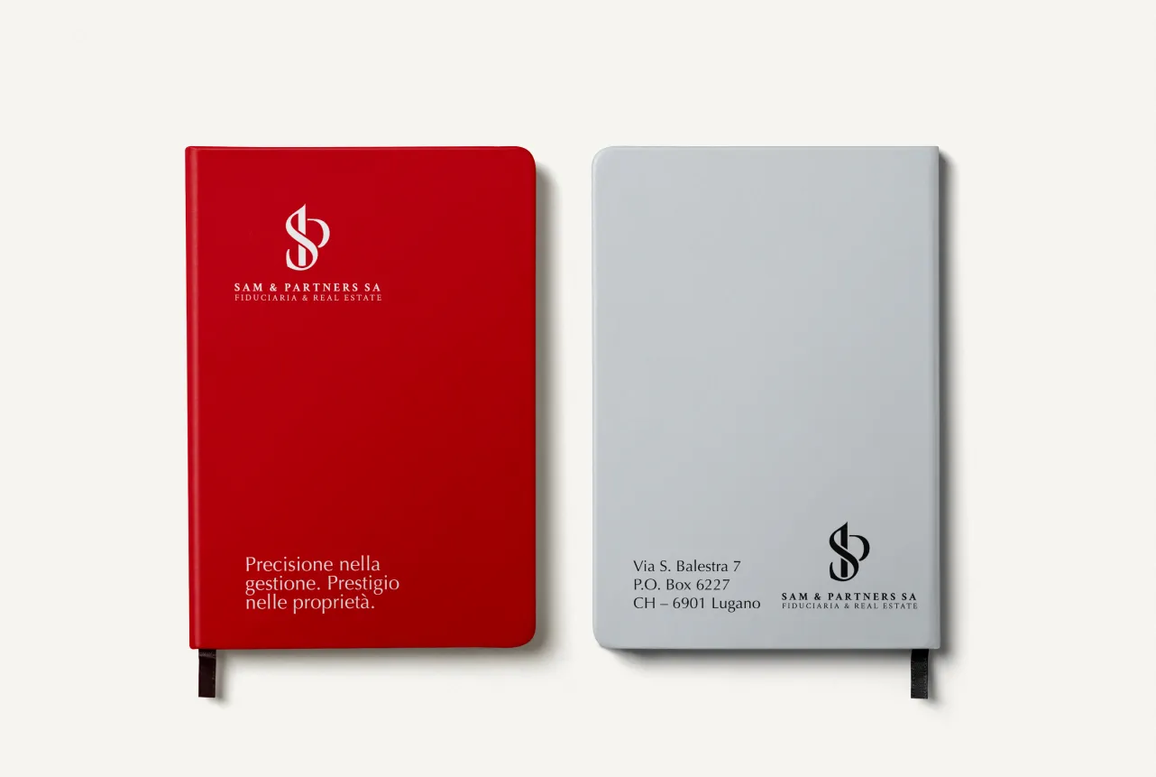 Sam & Partners SA, notebook rosso e grigio con logo e tagline, vista fronte e retro
