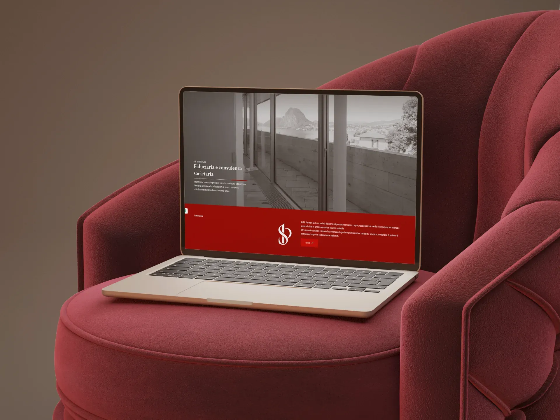 Sam & Partners SA, mockup laptop su poltrona bordeaux con sezione fiduciaria