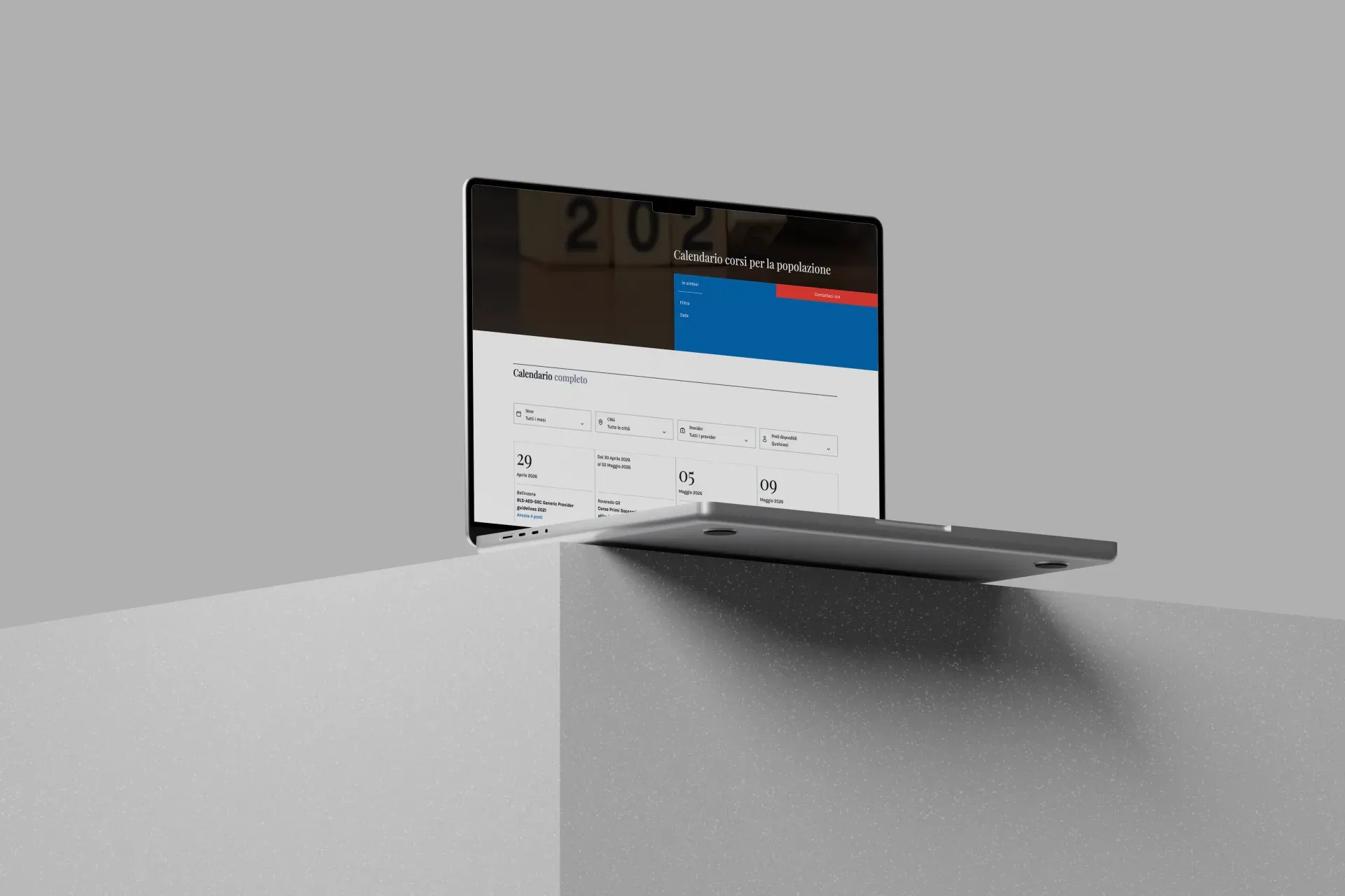 FCTSA, mockup laptop con calendario corsi, filtri per data e sede e conteggio posti disponibili