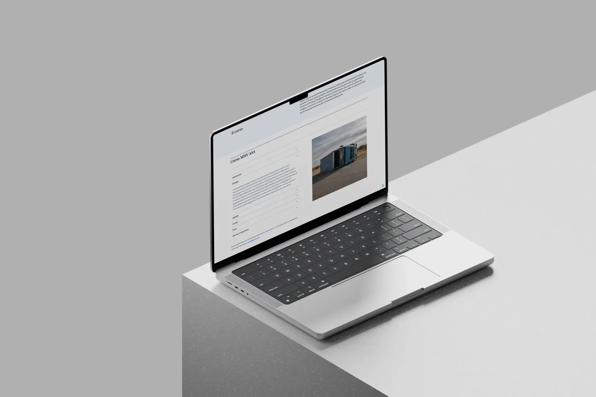 FCTSA, mockup laptop con scheda corso specifica, descrizione programma e foto attrezzatura di soccorso