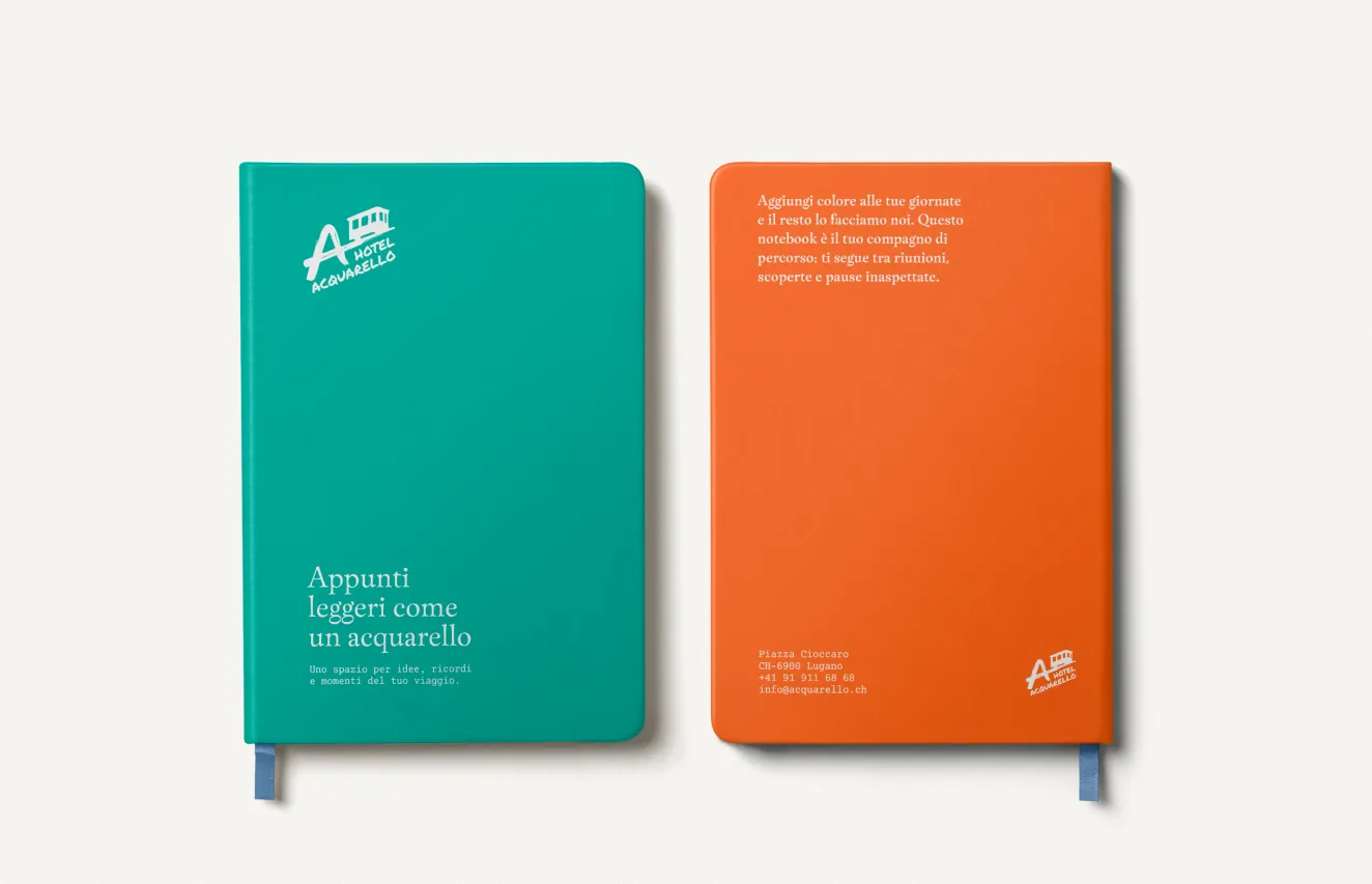 Hotel Acquarello, notebook verde acqua e arancio con logo, tagline Appunti leggeri come un acquarello