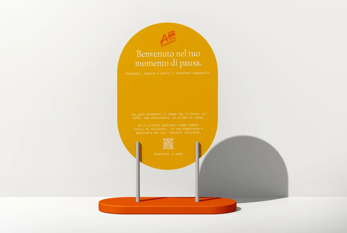 Hotel Acquarello, insegna da tavolo gialla con messaggio di benvenuto, QR code per il menu e base arancio