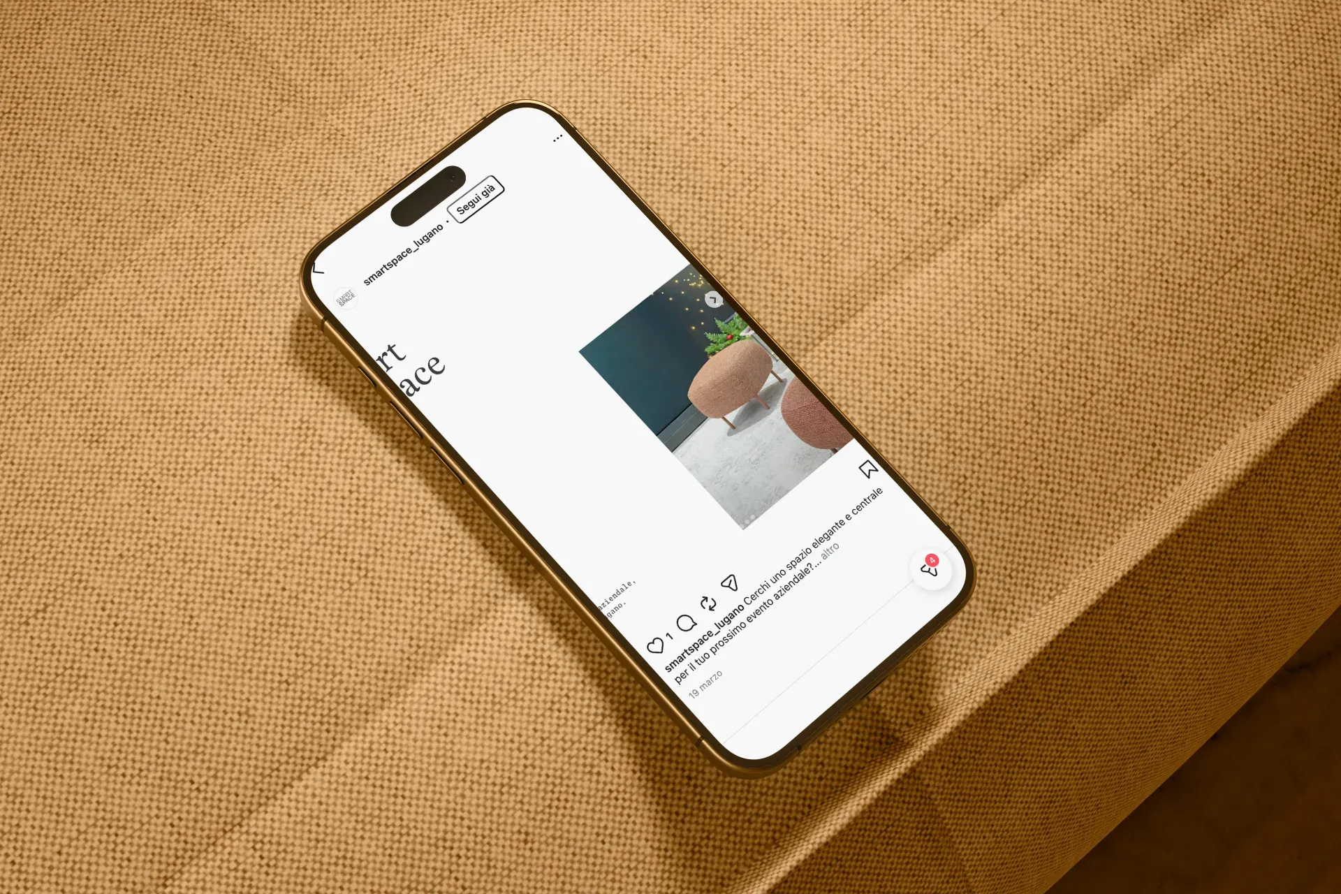 Hotel Acquarello, mockup iPhone su poltrona con post Instagram Smart Space, sala eventi B2B
