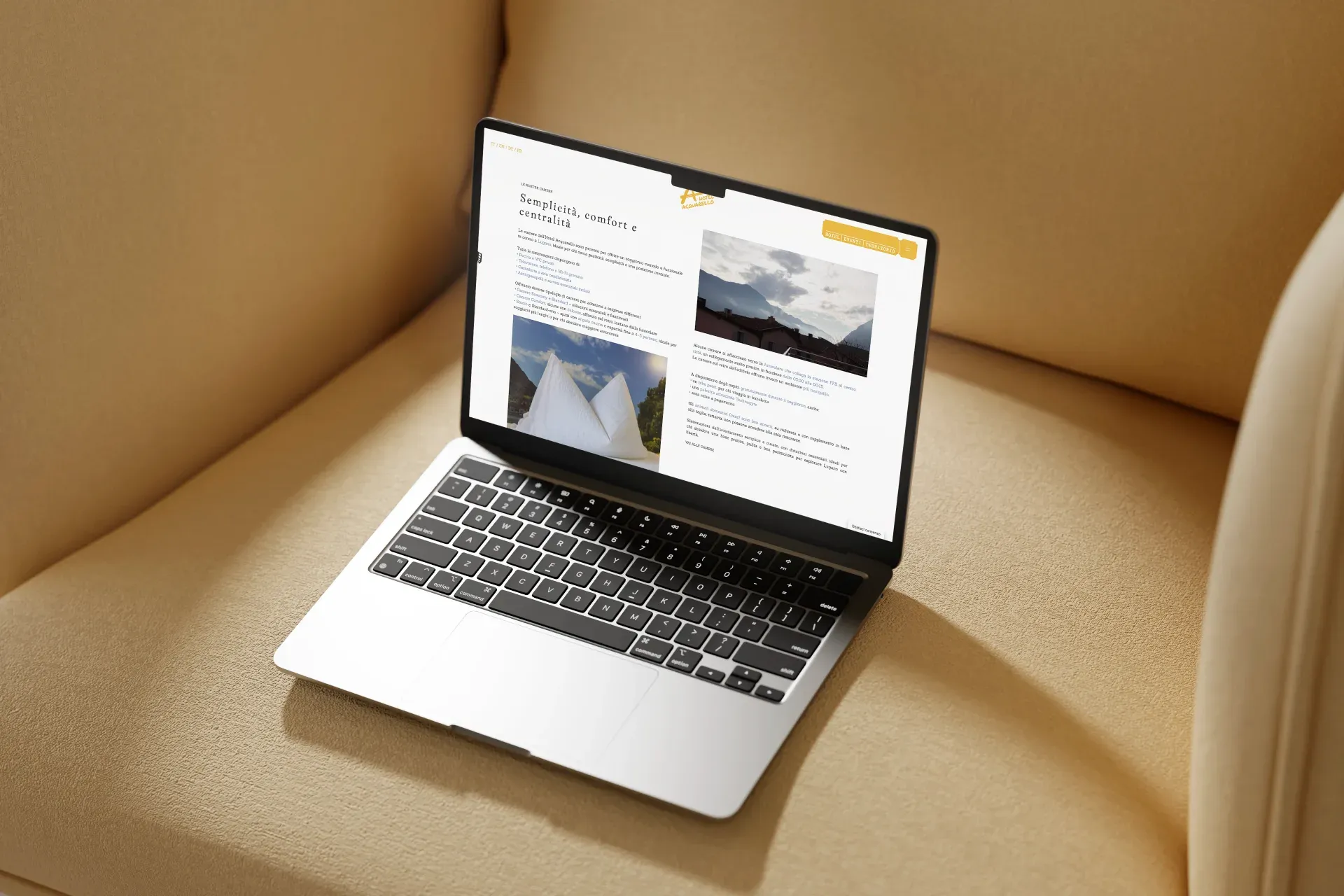 Hotel Acquarello, mockup laptop su poltrona beige con pagina servizi e descrizione struttura