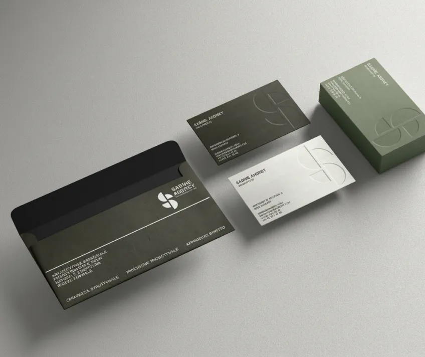 Studio Sabine Andrey, biglietto da visita con logo geometrico e palette crema